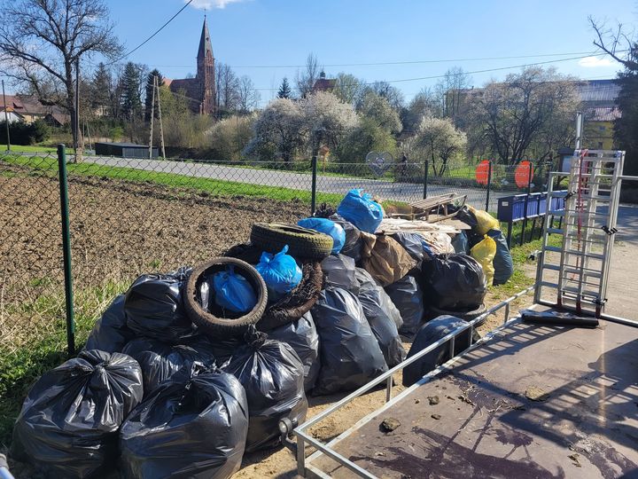 Ponad 100 mieszkańców Jaszkowej Dolnej wzięło udział w akcji wspólnego sprzątania miejscowości.